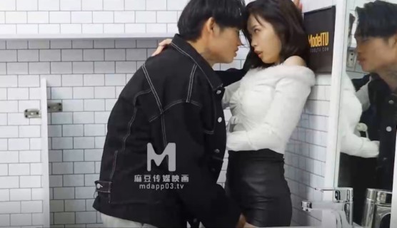 Đôi Yêu Nhau Đang Đi Siêu Thị Nứng Quá Nên Dẫn Nhau Vào Tolet Địt Cho Thỏa Cơn Nứng Lồn